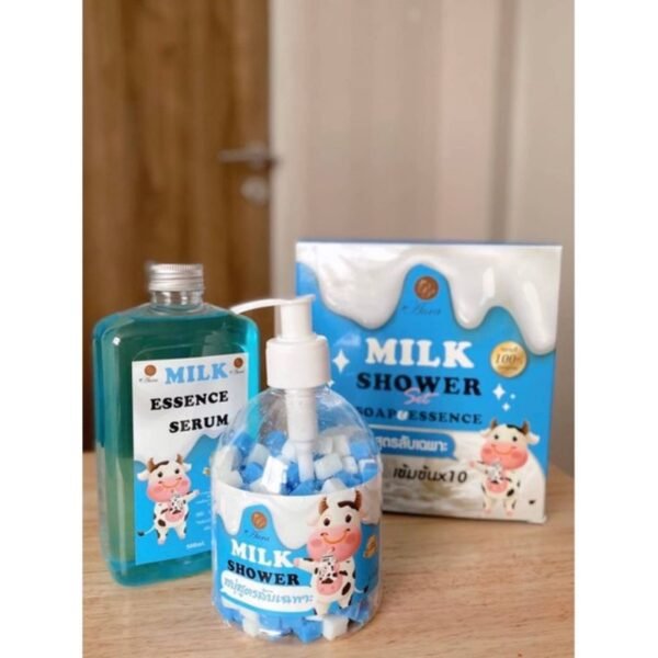 Description du produit : Le Milk Shower Essence Soap est un savon douche formulé pour nettoyer en douceur tout en nourrissant et hydratant la peau. Enrichi en extraits de lait et agents hydratants, il aide à maintenir l’élasticité naturelle de la peau et à prévenir la sécheresse. Sa mousse douce enveloppe la peau pour un moment de détente et de confort, laissant la peau douce, lisse et délicatement parfumée après chaque utilisation. Convient à tous types de peau pour un usage quotidien. Les points forts : Nettoie en douceur sans dessécher la peau. Hydrate et nourrit pour une peau souple et douce. Protège l’élasticité naturelle de la peau. Mousse onctueuse et agréable, parfum délicat. Convient à tous types de peau, même sensibles. Idéal pour un usage quotidien. Conseils d’utilisation : Mouiller la peau et le savon. Faire mousser le savon entre les mains ou avec un gant de toilette. Appliquer sur tout le corps en massant doucement. Rincer abondamment à l’eau tiède. Pour un confort optimal, compléter avec une crème ou lotion hydratante après la douche. Caractéristiques : Type de produit : Savon douche hydratant Ingrédients clés : Extraits de lait, agents hydratants Action principale : Nettoie, hydrate et adoucit la peau Texture : Savon solide, mousse douce Type de peau : Tous types de peau Utilisation : Quotidienne Résultat : Peau douce, souple et délicatement parfumée Contenance : [à préciser, ex : 100 g] Call to Action : Offrez à votre peau un moment de douceur et d’hydratation ! 🌸 Commandez dès maintenant le Milk Shower Essence Soap et profitez d’une peau propre, nourrie et délicatement parfumée après chaque douche.